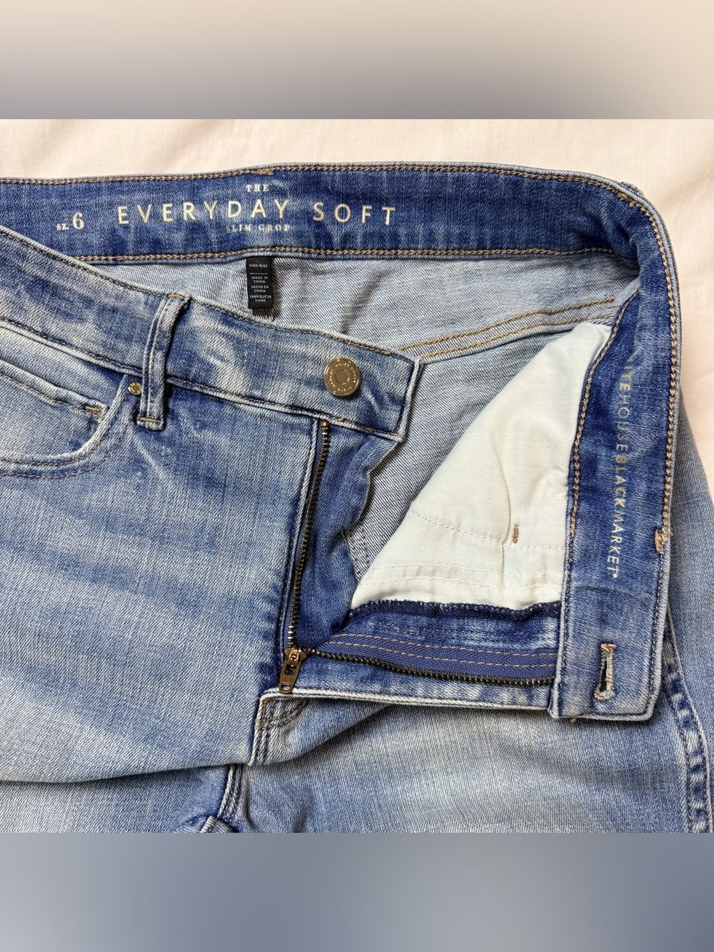 WHITE HOUSE BLACK MARKET The Everyday Soft Slim Crop Light Wash Blue Jeans 6 - Picture 4 of 9
